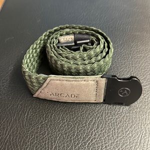 Arcade woven stretch belt olive clip closure